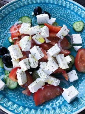 Peynir ve zeytin görünümü ile Yunan salatası