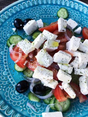 Peynir ve zeytin görünümü ile Yunan salatası