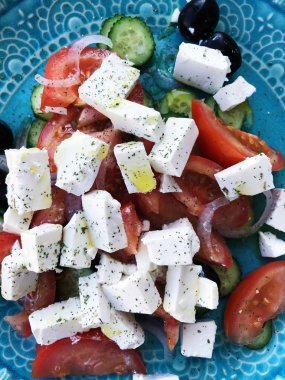 Peynir ve zeytin görünümü ile Yunan salatası