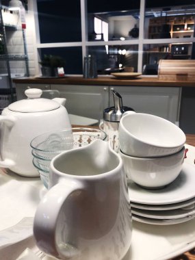 Dükkanda beyaz kupalar ve plakalar 