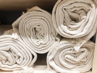 Dükkanda Satılık beyaz İskoç şalılar  