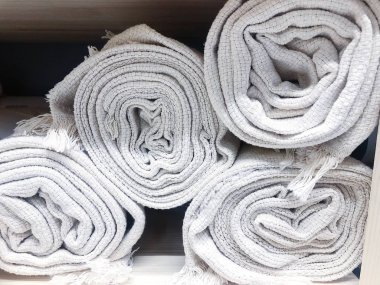 Dükkanda Satılık beyaz İskoç şalılar  