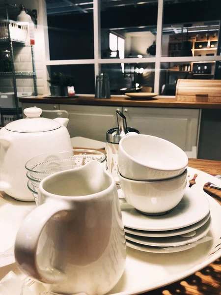 Dükkanda beyaz kupalar ve plakalar 