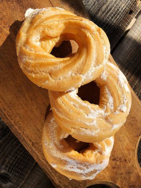 Masada vanilya krem ile lezzetli donut