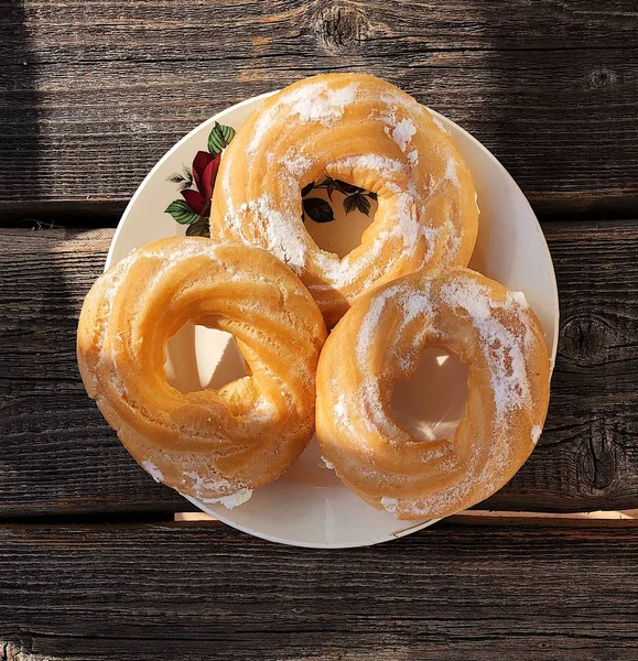 Deliziose Ciambelle Con Crema Alla Vaniglia Sul Tavolo — Foto Stock