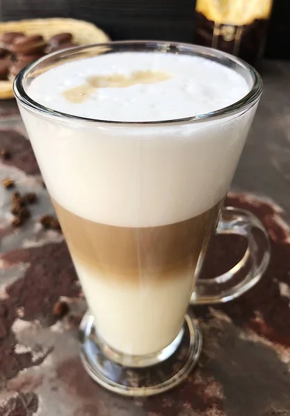 Çikolatalı Kurabiye Görünümü Ile Lezzetli Latte Kahve — Stok fotoğraf