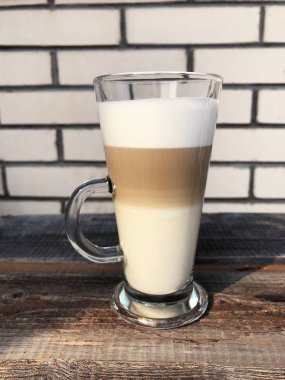 Ahşap masa görünümünde lezzetli latte kahve