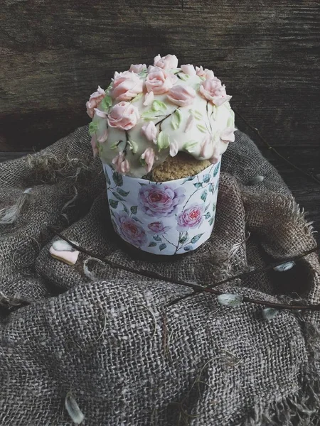 Bolo Páscoa Com Rosas Creme Fundo Madeira — Fotografia de Stock