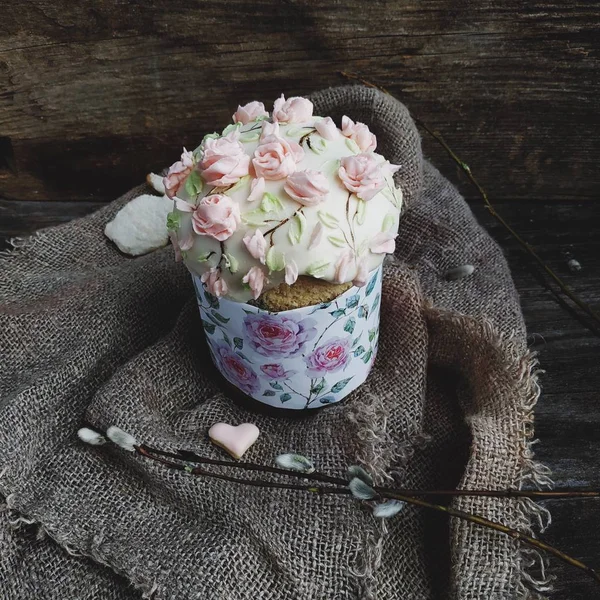 木製の背景にクリームのバラとイースターケーキ — ストック写真