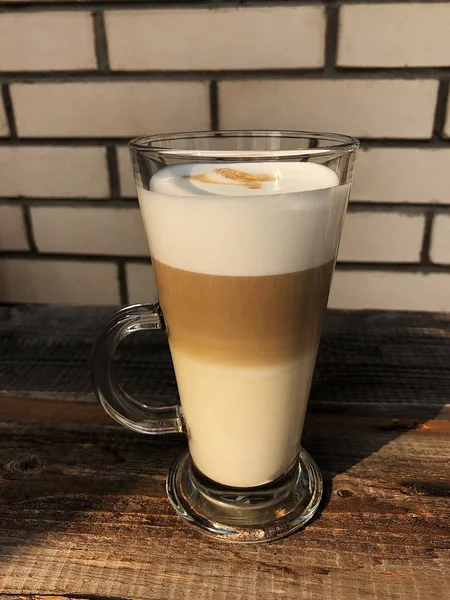 Ahşap masa görünümünde lezzetli latte kahve