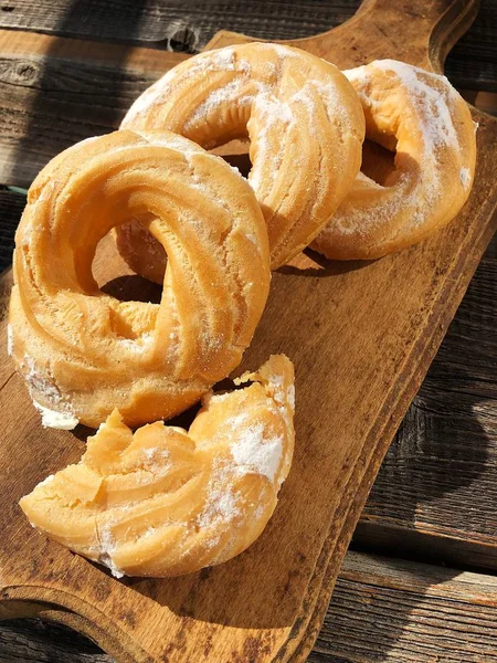 Вкусные Пончики Ванильным Кремом Столе — стоковое фото