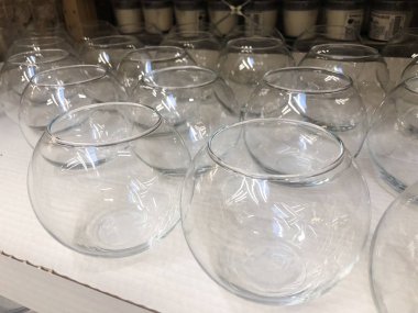 Dükkanda cam vazolar yakın yukarı 