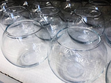 Dükkanda cam vazolar yakın yukarı 