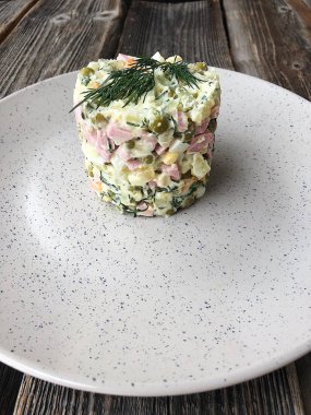 Ahşap bir masada lezzetli Olivier salata