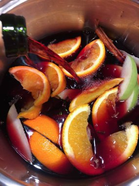 Portakal elma ve baharatlar için sıcak şarap 