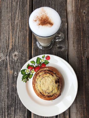 Masada lezzetli tarçın topuz ve kahve