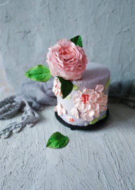 Gri arka planda güller ile güzel kek