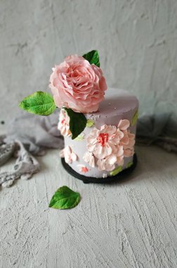 Gri arka planda güller ile güzel kek