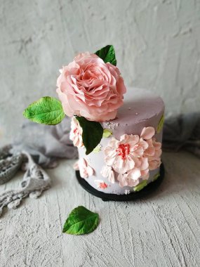 Gri arka planda güller ile güzel kek