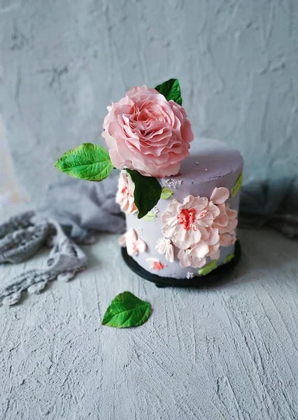 Gri arka planda güller ile güzel kek
