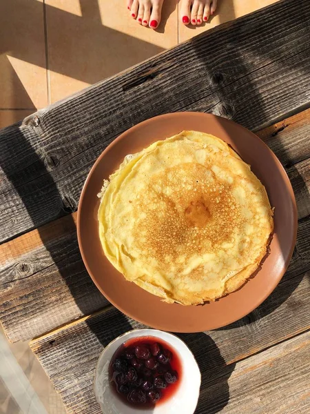 Leckere Crêpes Und Marmelade Auf Dem Tisch — Stockfoto