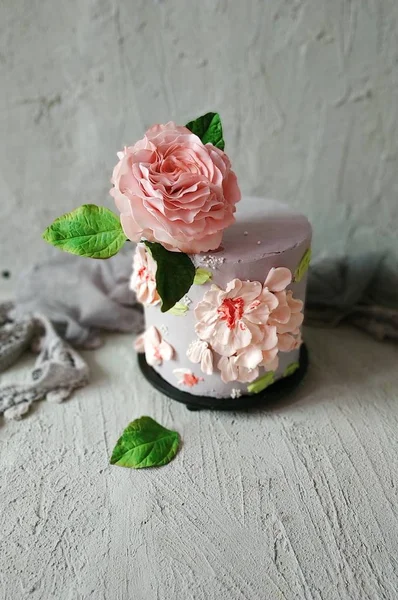 Gri arka planda güller ile güzel kek
