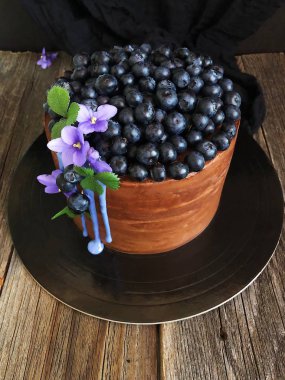 Masada yaban mersini ile lezzetli çikolatalı kek  