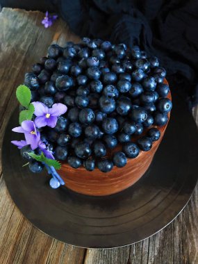 Masada yaban mersini ile lezzetli çikolatalı kek  