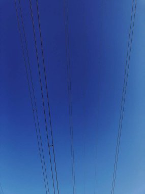 Güzel mavi gökyüzü ve elektrik telleri görünümü 