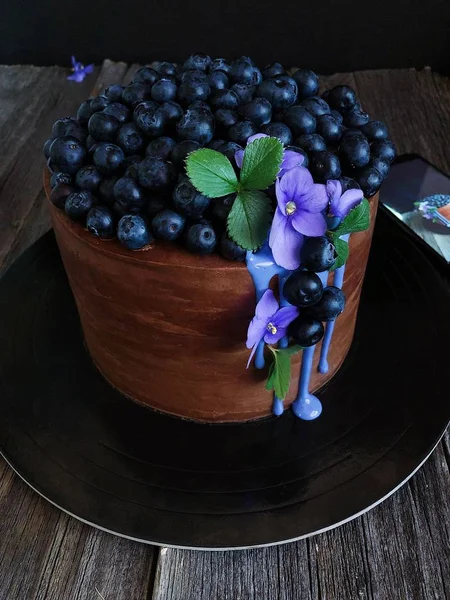 Delicioso Bolo Chocolate Com Mirtilos Mesa — Fotografia de Stock