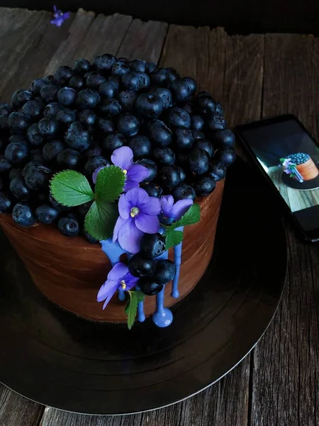 Delicioso Bolo Chocolate Com Mirtilos Mesa — Fotografia de Stock