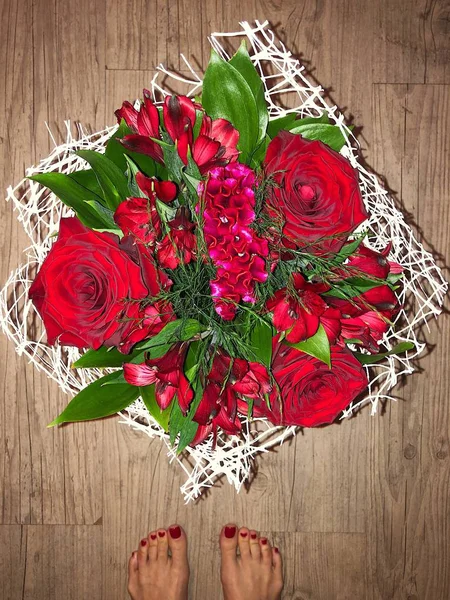 Piękny Bukiet Czerwonymi Różami Białym Opakowaniu — Zdjęcie stockowe