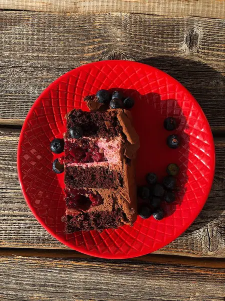Νόστιμο Κέικ Σοκολάτας Ένα Κόκκινο Πιάτο — Φωτογραφία Αρχείου