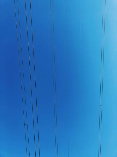 Mooie Blauwe Lucht Elektrische Draden Weergave — Stockfoto