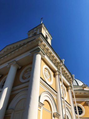 Güzel sarı kilise ve mavi gökyüzü görünümü