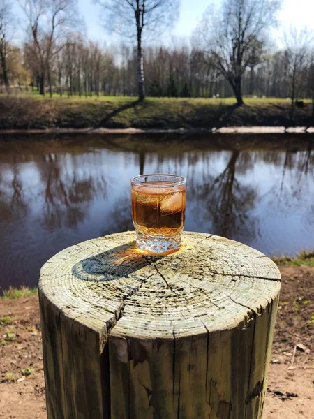 Whisky Avec Glace Sur Fond Nature — Photo