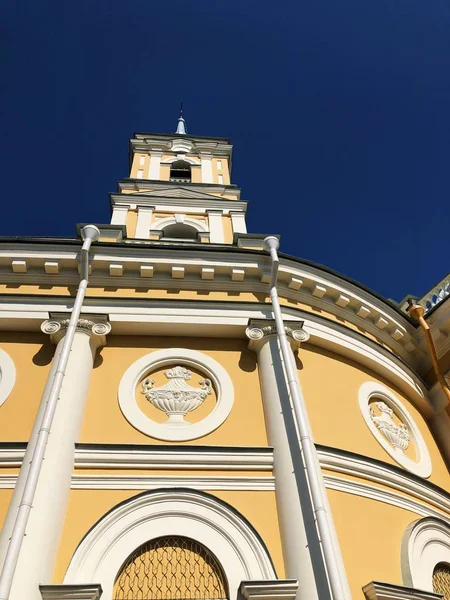 Mooie Gele Kerk Blue Sky View — Stockfoto