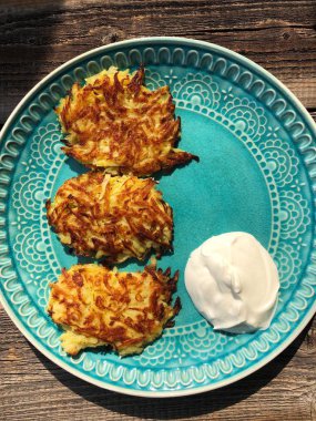 Bir tabakta ekşi krema ile lezzetli patates krep 