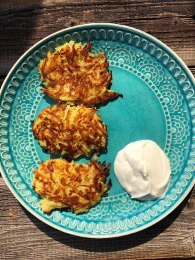 Bir tabakta ekşi krema ile lezzetli patates krep 