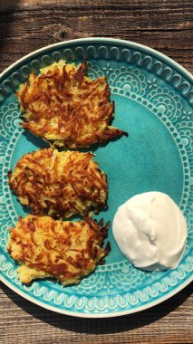 Bir tabakta ekşi krema ile lezzetli patates krep