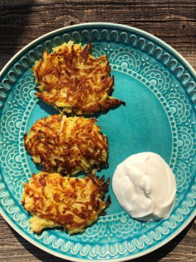 Bir tabakta ekşi krema ile lezzetli patates krep
