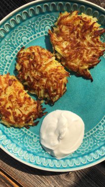 Bir tabakta ekşi krema ile lezzetli patates krep