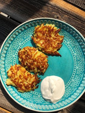 Bir tabakta ekşi krema ile lezzetli patates krep