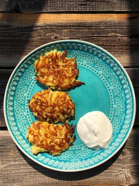 Bir tabakta ekşi krema ile lezzetli patates krep