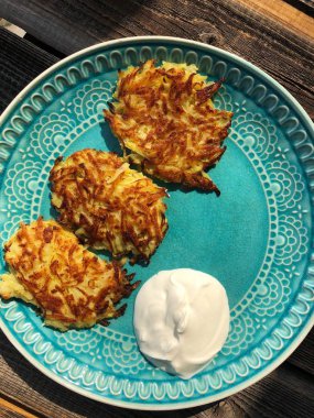 Bir tabakta ekşi krema ile lezzetli patates krep
