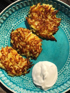 Bir tabakta ekşi krema ile lezzetli patates krep