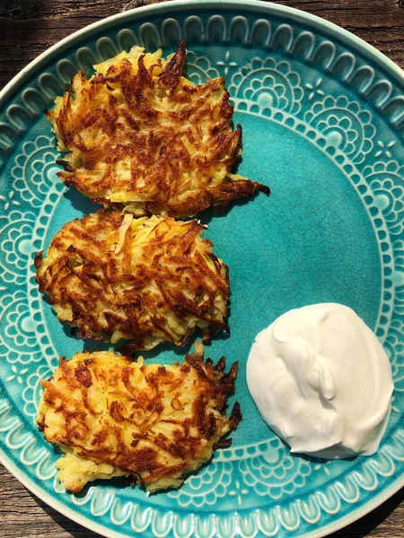 Bir tabakta ekşi krema ile lezzetli patates krep