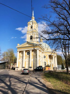 Güzel sarı kilise ve mavi gökyüzü görünümü