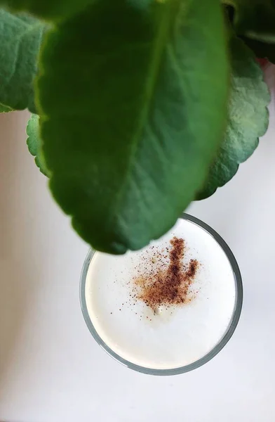 Delicioso Café Latte Com Canela Peitoril Janela — Fotografia de Stock