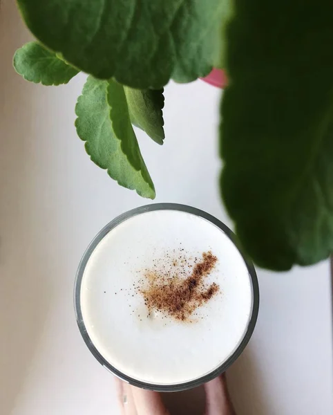 Delicioso Café Latte Com Canela Peitoril Janela — Fotografia de Stock